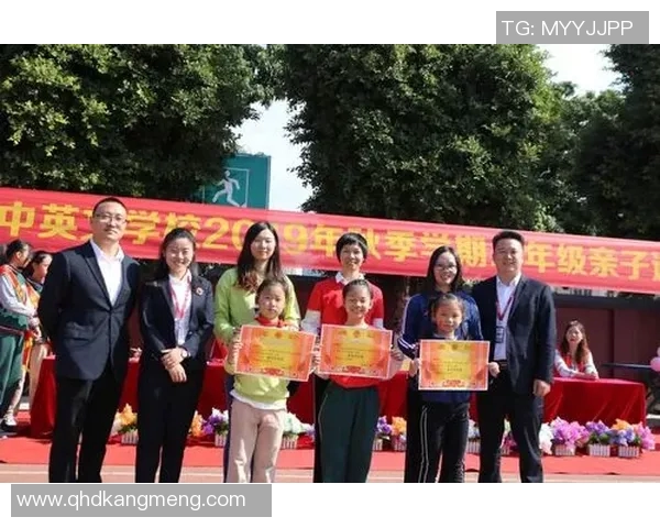 女裁判与足球明星亲密合影展现体育精神与性别平等的美好瞬间 女裁判与足球明星亲密合影展现体育精神与性别平等的美好瞬间