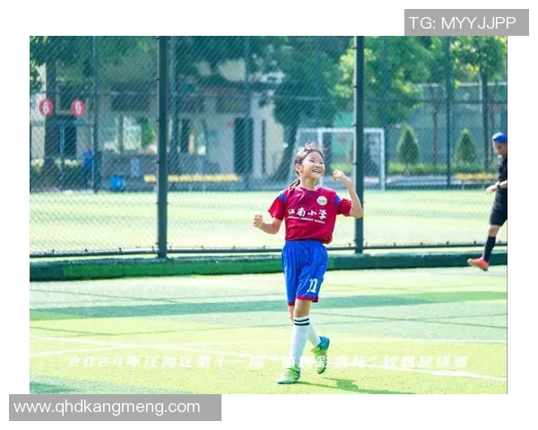 小女孩足球明星的成长之路与梦想追逐的精彩故事